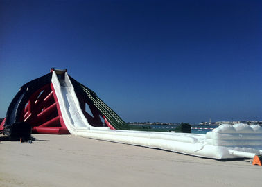 Zewnętrzna gigantyczna dmuchana zjeżdżalnia wodna o długości 75 m PVC czerwony biały z bolwerem