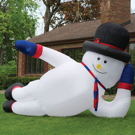 Masywny nadmuchiwany mężczyzna reklamujący Sprawia, że ​​Snowman Comercial
