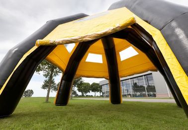 Wodoodporny czarny / żółty nadmuchiwany namiot pająka na reklamę, 6,8 * 6,8 * 4,8m