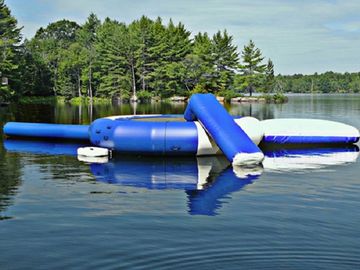 Niebieska zewnętrzna trampolina z nadmuchiwaną wodą, dostosowane nadmuchiwane zabawki wodne do jeziora