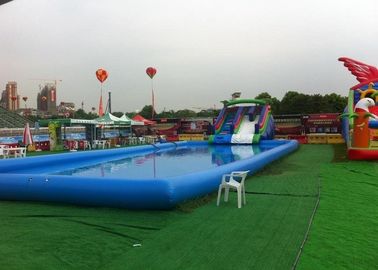 Niebieski duży nadmuchiwany basen dla dzieci ze zjeżdżalnią do basenów naziemnych