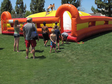 Żółty / czerwony Outdoor Nadmuchiwane gry Inflatable Soft Mountain dla dzieci Racing