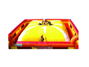 Żółty / czerwony Outdoor Nadmuchiwane gry Inflatable Soft Mountain dla dzieci Racing