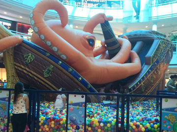 Salowy statek piracki gigantycznej ośmiornicy nadmuchiwany wodny park z jam piłkami dla dużego zakupy centrum handlowego