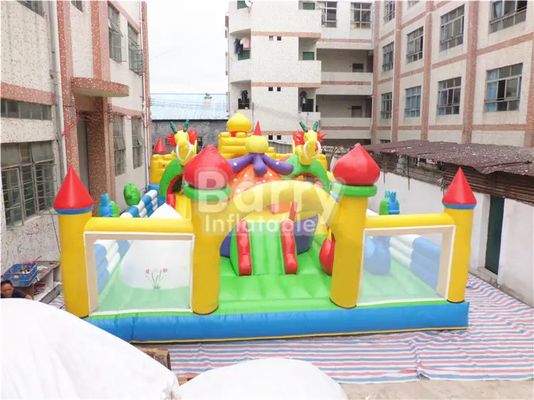 Przyjazny dla dzieci nadmuchiwany park rozrywki z drukowanym placem zabaw na świeżym powietrzu Wysadzić zamek do skakania