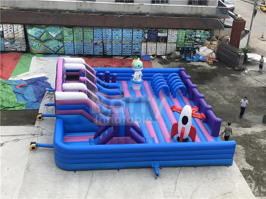 Niestandardowy plandekowy nadmuchiwany park trampolin Atrakcyjny dmuchany plac zabaw dla dzieci Nadmuchiwany zamek