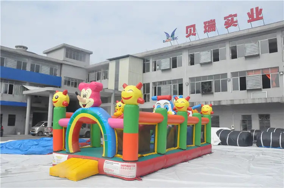 Kolorowy skaczący nadmuchiwany dmuchany dom ze zjeżdżalnią dla dzieci na świeżym powietrzu