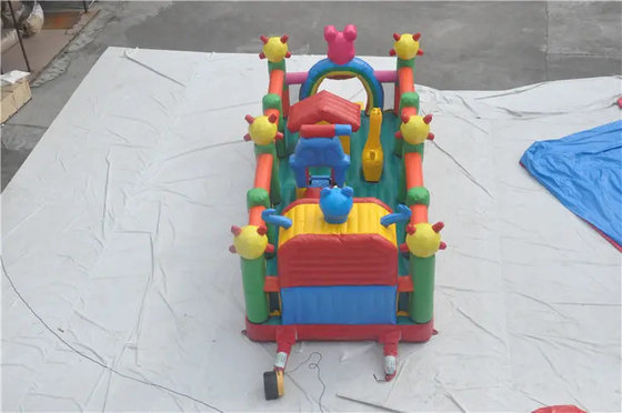 Kolorowy skaczący nadmuchiwany dmuchany dom ze zjeżdżalnią dla dzieci na świeżym powietrzu