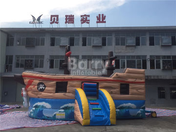 Komercyjne dzieciaki wysadzają nadmuchiwany statek piracki z materiałem bezołowiowym