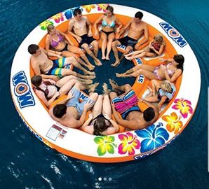 Niesamowita nadmuchiwana platforma wodna wyspa zabawki wodne 10 osób nadmuchiwana pływająca sofa z filiżanką kawy