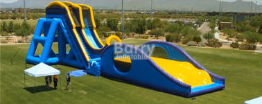 Niebieskie suche i mokre slajdy, nadmuchiwane slajdów kopnięcie kropla z podwójnymi pasami do parku rozrywki