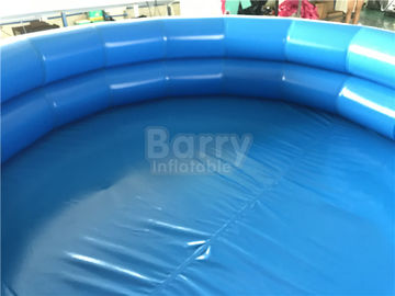 Dzieci wewnątrz i na zewnątrz basen z wodą 2 okrągłe okrągłe dmuchane baseny