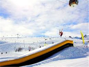 Niestandardowa duża nadmuchiwana poduszka powietrzna z podjazdem z rampą do jazdy na nartach lub wyczyn rowerowy BMX lub FMX