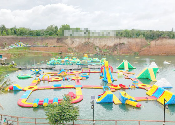Darmowe spersonalizowane gry wodne na jeziorze Nadmuchiwany pływający plac zabaw dla dzieci