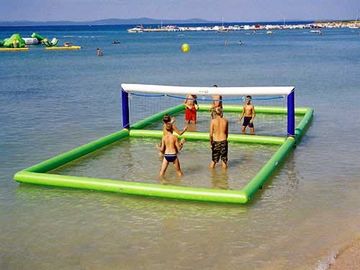 Plenerowe gry plażowe nadmuchiwane / Nadmuchiwane boisko do siatkówki plażowej nad morzem