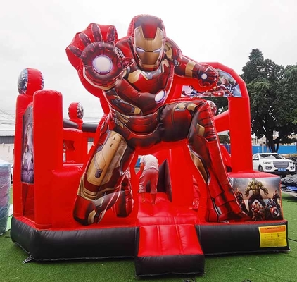 Niestandardowy wybuchowy wystawca z motywem kreskówki Iron Man wyskakujący dom ze zjeżdżalnią