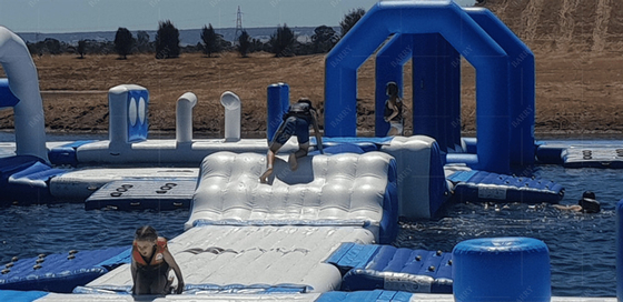 Ekscytujący i wszechstronny nadmuchowy pływający park wodny 2 lata gwarancji
