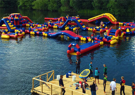 Park rozrywki PVC Płynący pływający park wodny określony rozmiarem i wykonany z materiału PVC