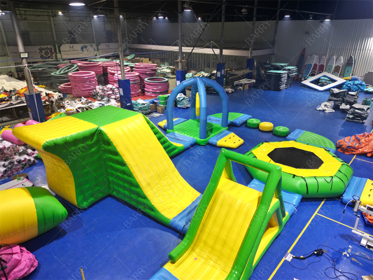 Sprzęt do zabawy w wodzie Gra Niestandardowy Komercyjny Zewnętrzny Nowy Zielony Nadmuchiwany Pływający Park Wodny Na Morze