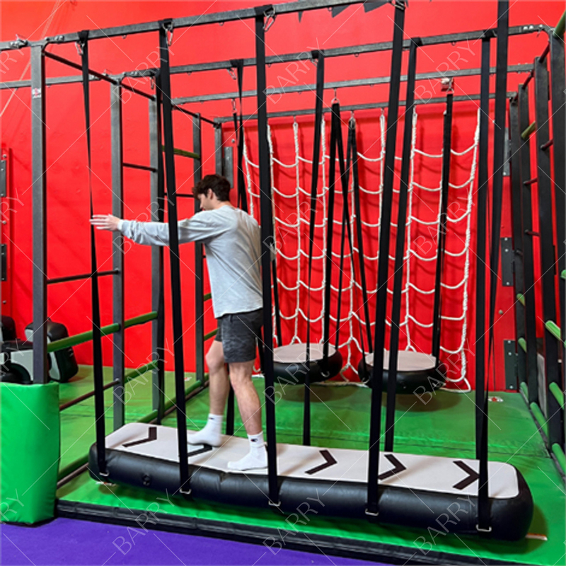 Plac zabaw w pomieszczeniach Ninja Warrior Obstacle Course Inflatable Hanging Obstacle Parkour 8ft Air Bridge