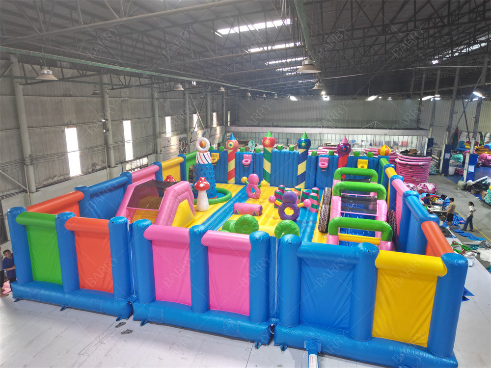 Zindywidualizowany World'S Biggest Kids Indoor Bounce House Parku rozrywkowym Nawierzchnia na powietrze