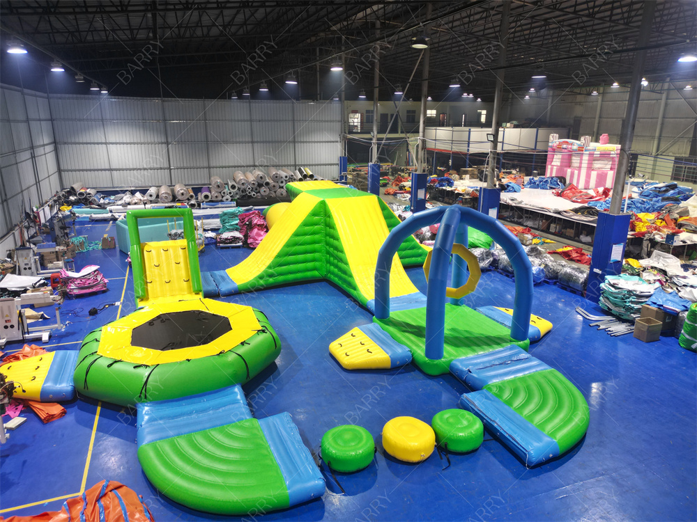 Sprzęt do zabawy w wodzie Gra Niestandardowy Komercyjny Zewnętrzny Nowy Zielony Nadmuchiwany Pływający Park Wodny Na Morze