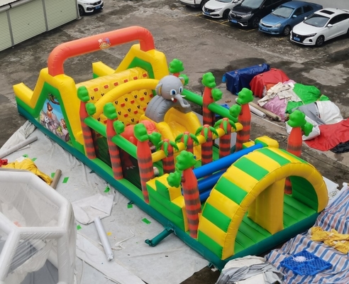 0.55mm PVC nadmuchiwany tor przeszkód z zabawkami 15 * 5 * 4,5 m