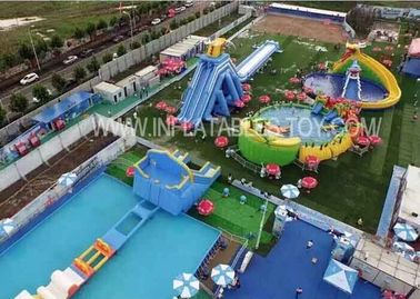 Park rozrywki nadmuchiwany na świeżym powietrzu z ogromną zjeżdżalnią
