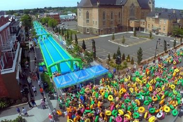 Ogromna dmuchana zjeżdżalnia wodna o długości 300 metrów na dzień rodzinnej zabawy