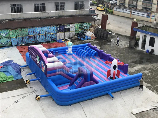 Niestandardowy plandekowy nadmuchiwany park trampolin Atrakcyjny dmuchany plac zabaw dla dzieci Nadmuchiwany zamek