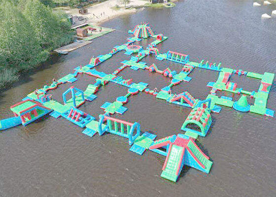 Duży komercyjny nadmuchiwany park wodny / pływający sprzęt do zabaw wodnych