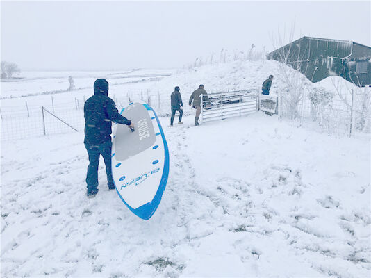 Niebieska nadmuchiwana deska z żywicy epoksydowej do snowparku