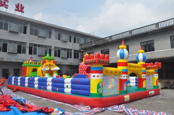 Nadmuchiwany domek do skakania z PVC o wymiarach 0,55 mm 30x10m Motyw kreskówkowy nadmuchiwany zamek